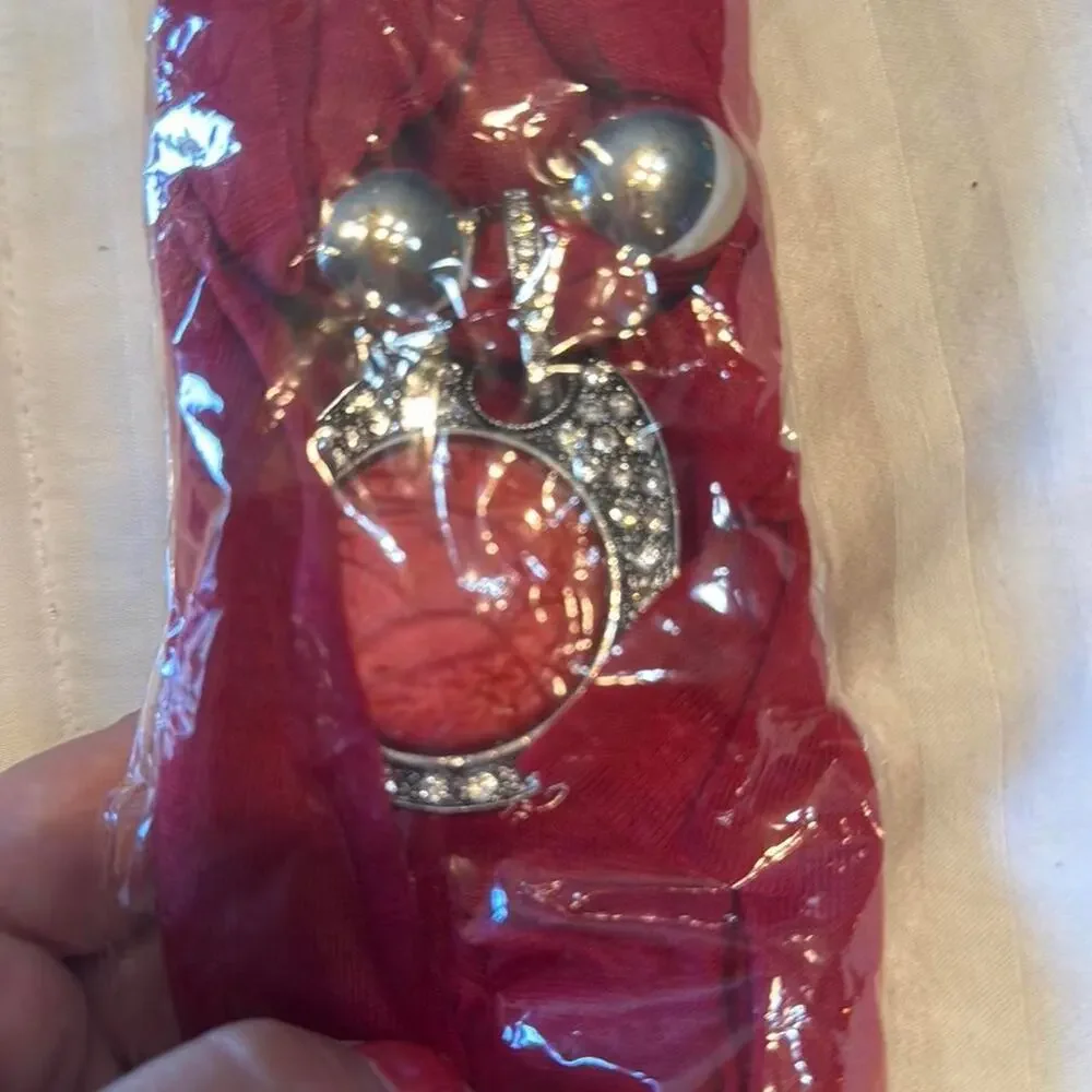 Red and silver scarf with a red pendant - Picture 6 of 9